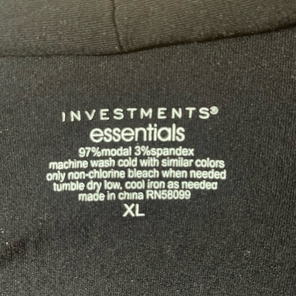 Investments black V-neck top with gathering on the sides. Size XL - Picture 5 of 5